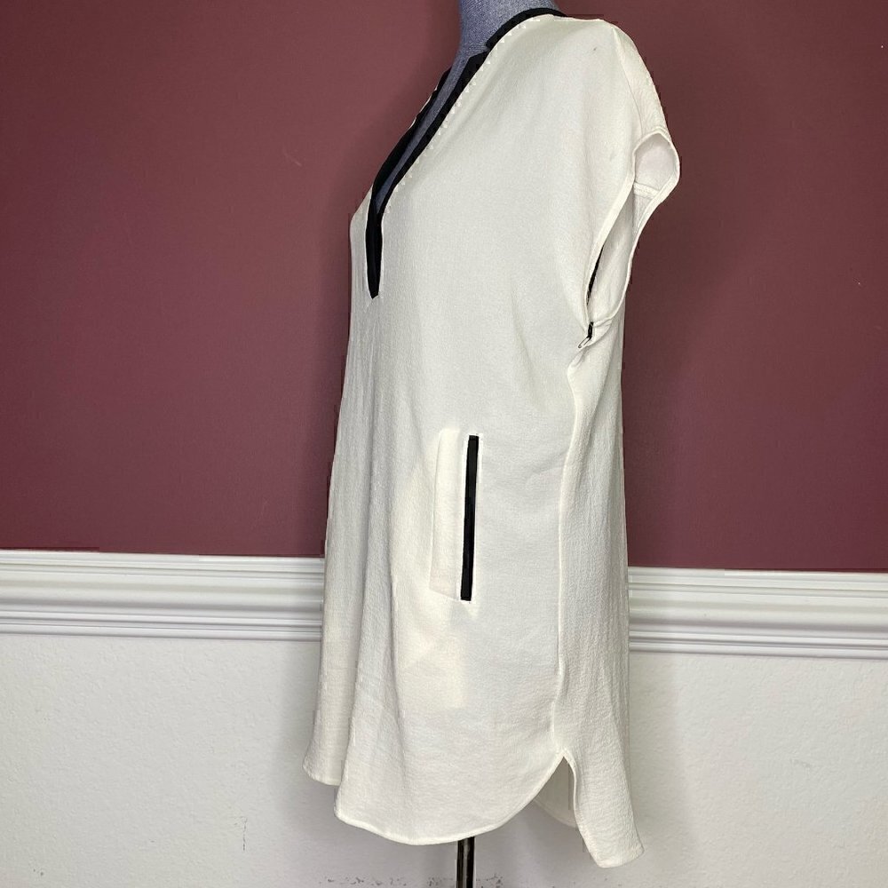 NWOT Astr cream v-neck tunic with pockets size XS - Picture 2 of 3